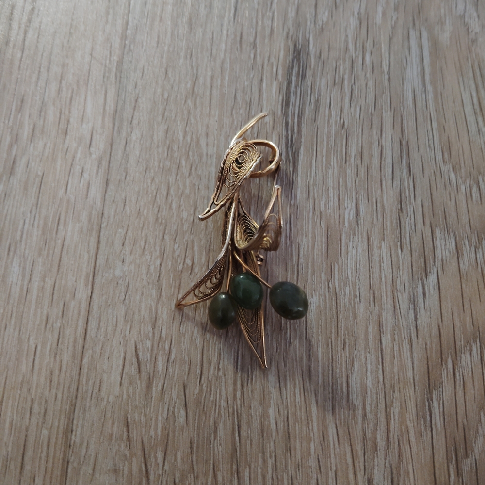Filigree Olive Green Jade Gold-toned  Brooch Pin Vintage Women's Jewelry